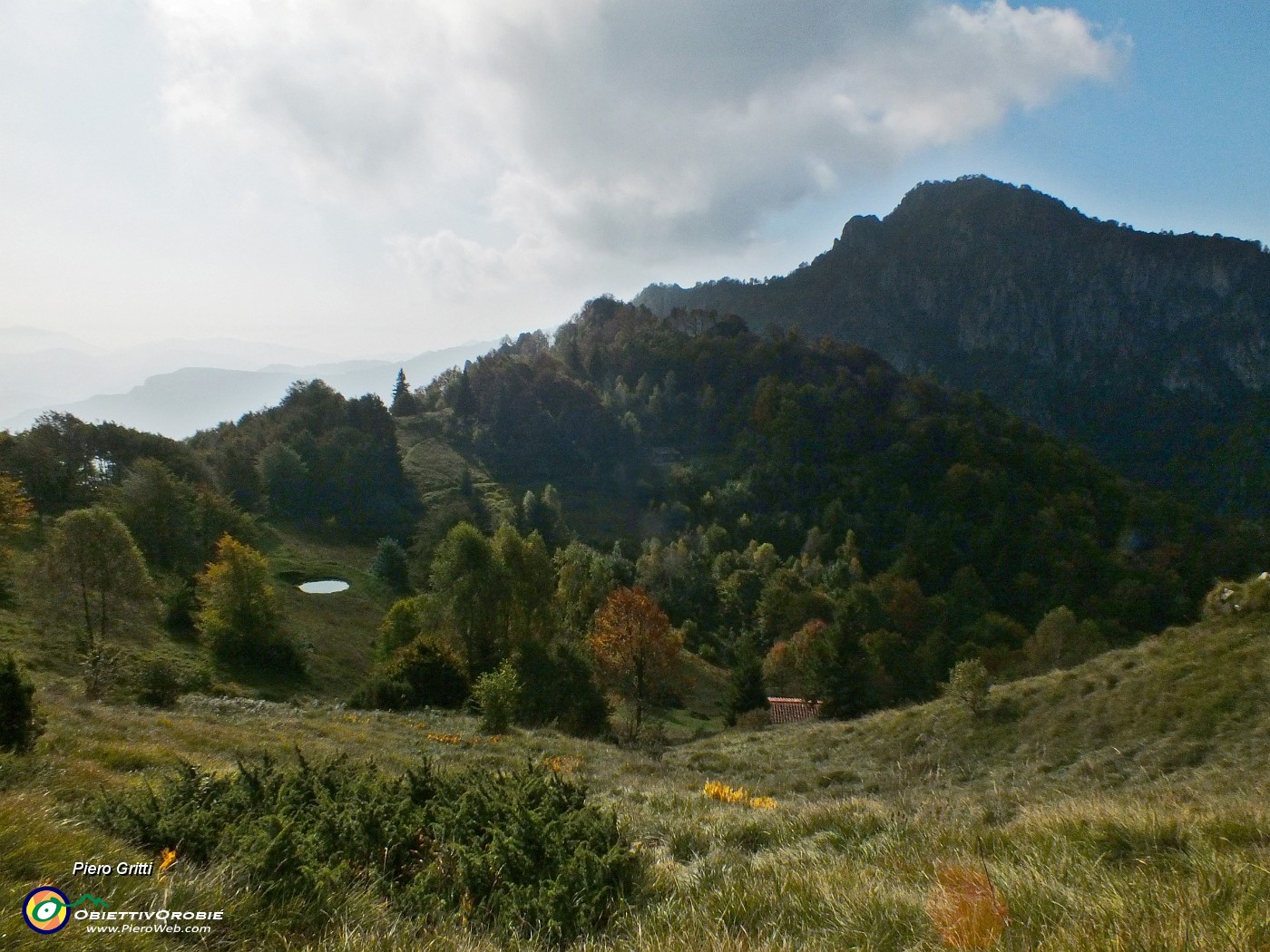 35 Vista sul Passo Barbata e verso il Monte Suchello.JPG